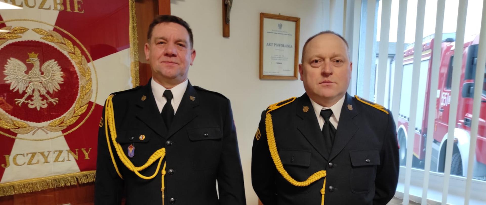 Zdjęcie przedstawia uroczystość odejścia na zaopatrzenie emerytalne funkcjonariuszy psp w Świdwinie.