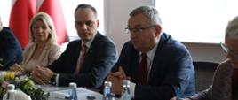 Minister infrastruktury Andrzej Adamczyk i wiceminister infrastruktury Rafał Weber podczas spotkania z prezesem Europejskiego Banku Odbudowy i Rozwoju
