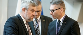 Minister Ardanowski podczas rozmów kuluarowych
