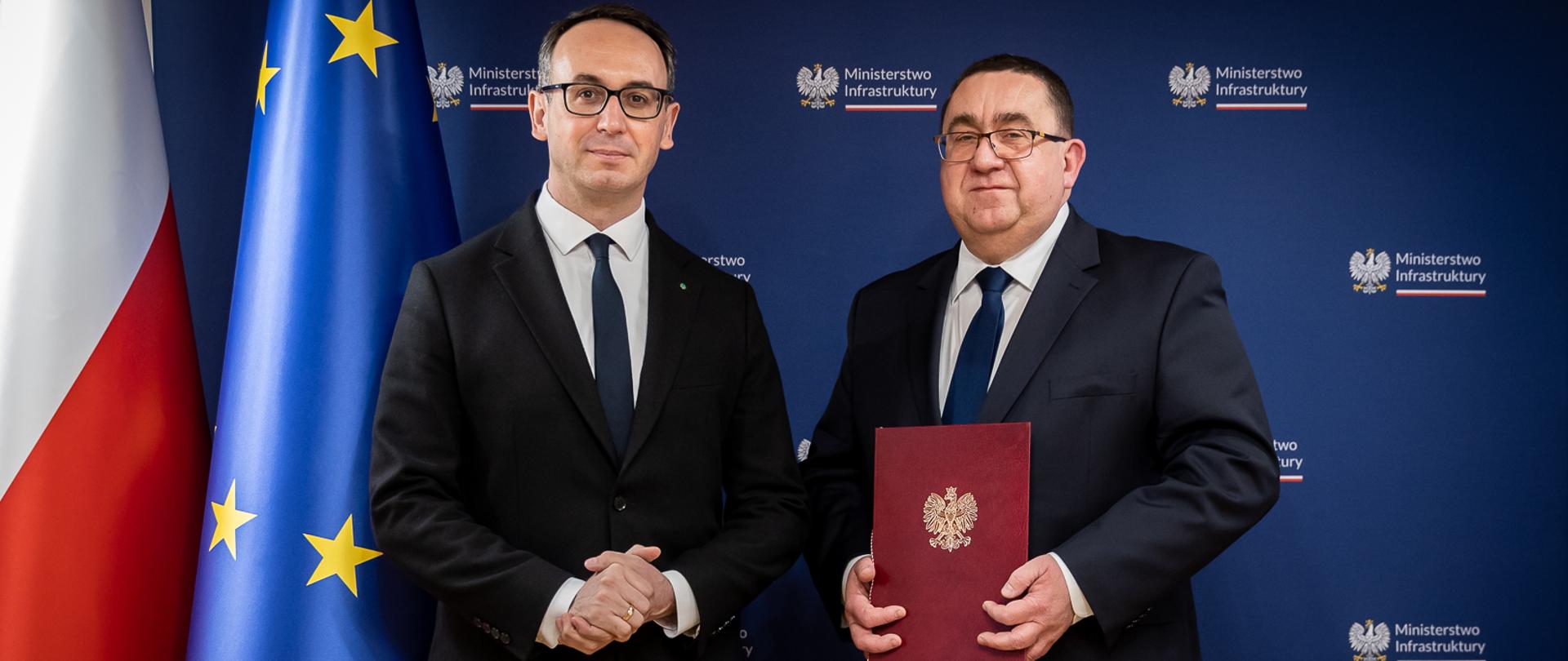 Minister infrastruktury Dariusz Klimczak oraz Janusz Bohatkiewicz podczas wręczenia nominacji na stanowisko dyrektora Instytutu Badawczego Dróg i Mostów