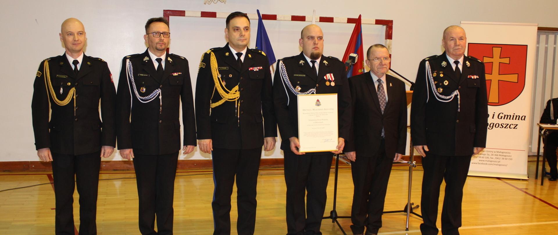 Na zdjęciu prezes OSP Złotniki trzymający w rękach decyzję o włączeniu do KSRG, koło niego: Prezes Zarządu Oddziału Powiatowego Związku Ochotniczych Straży Pożarnych Rzeczypospolitej Polskiej dh Tadeusz Soboń, świętokrzyski komendant wojewódzki Państwowej Straży Pożarnej w Kielcach nadbryg. Krzysztof Ciosek, wicemarszałek województwa świętokrzyskiego Marek Bogusławski, starosta jędrzejowski Paweł Faryna, komendant powiatowy Państwowej Straży Pożarnej w Jędrzejowie mł. bryg. Mariusz Stolarczyk.