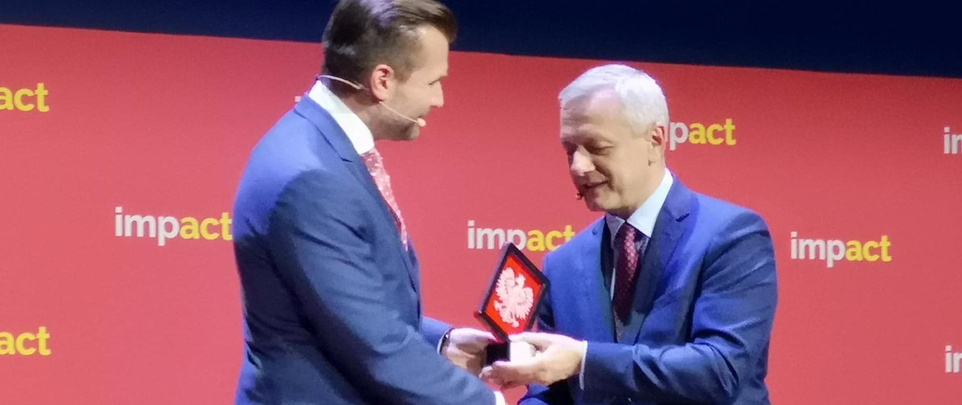 Marek Zagórski odbiera nagrodę Cyfrowego orła z rąk Michała Kanownika, prezesa związku Cyfrowa Polska