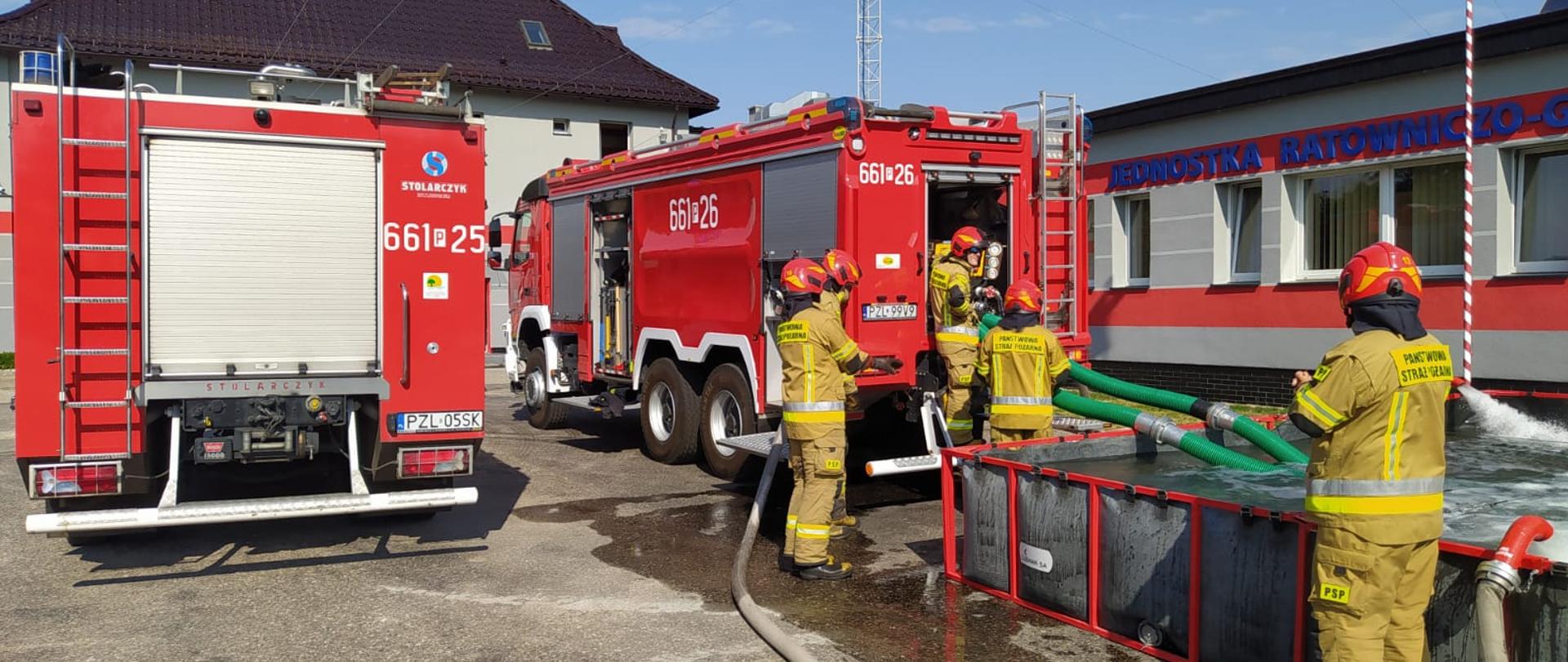 samochody strażackie czerwone, asfalt ,basen na wodę ,strazacy