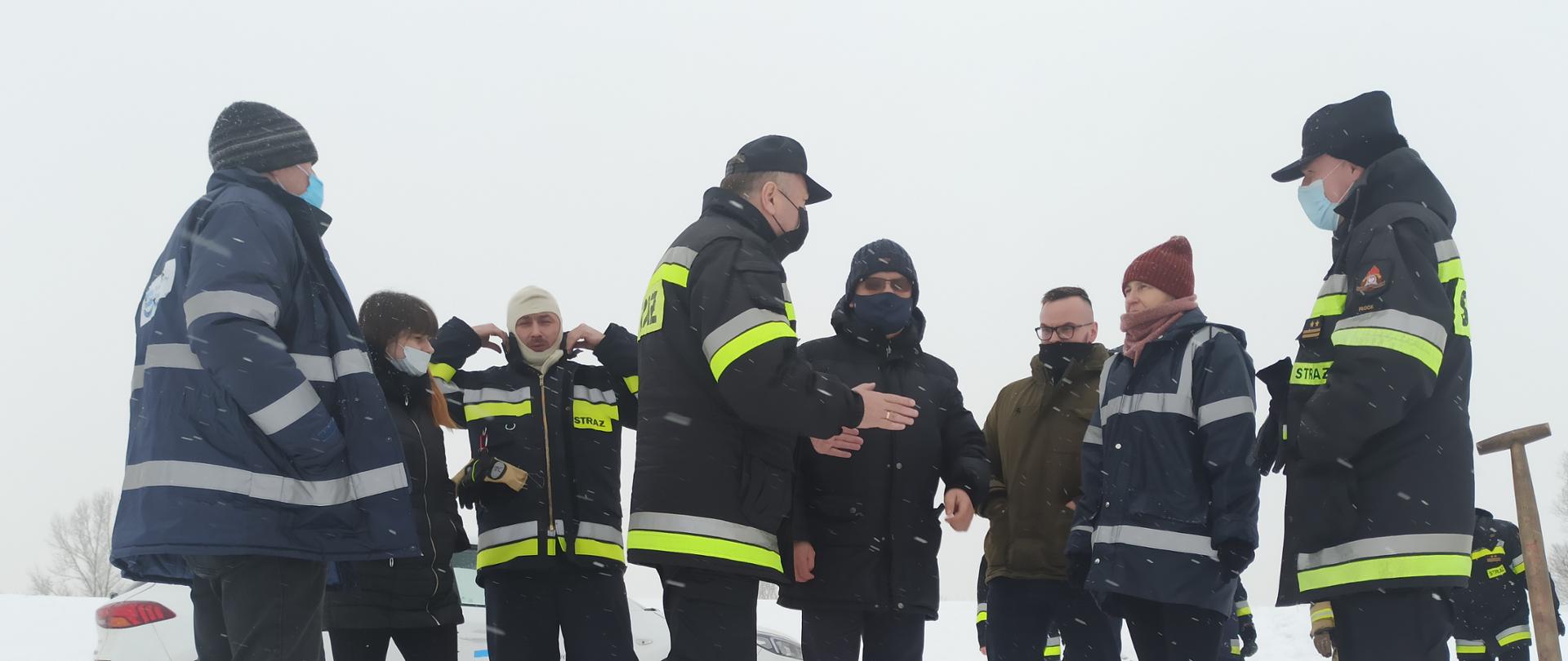 Na zdjęciu narada na terenie wału przeciwpowodziowego w miejscowości Białobrzegi. Na zdjęciu przedstawicielka wód polskich, przedstawiciel starostwa, wójt gm. Bodzanów oraz komendant miejski PSP i jego zastępca.