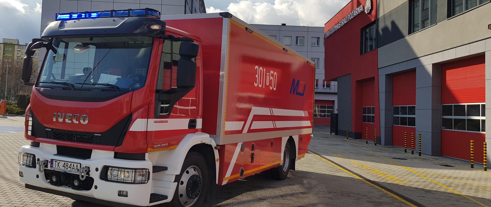 Zdjęcie przedstawia samochód specjalny SPGaz wyposażony w sprzęt ochrony układu oddechowego oraz sprzęt służący do jego obsługi i serwisu. Widok z lewej strony