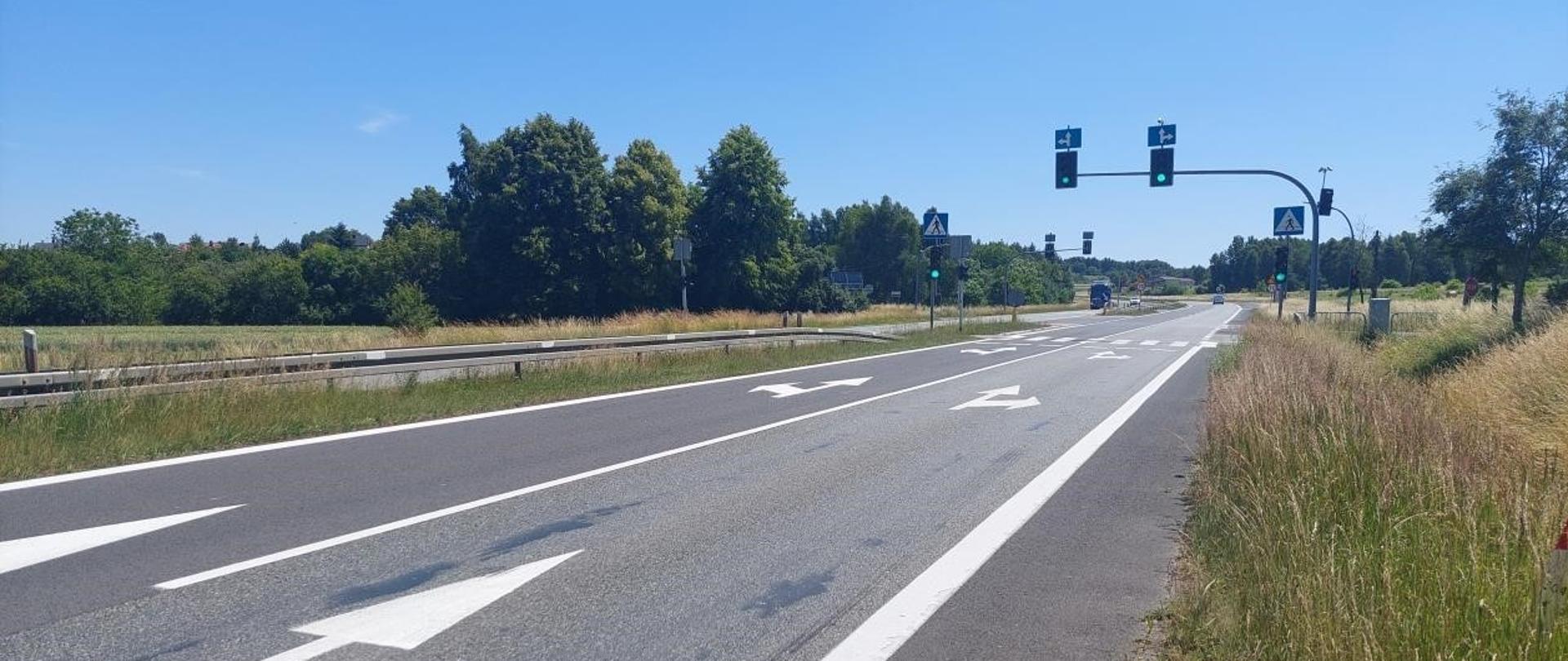 Droga krajowa nr 91 z sygnalizacją świetlną na skrzyżowania z ul. Strażacką i Spółdzielczą w Rzeniszowie. Przedstawiony kierunek jazdy prowadzi na Katowice.