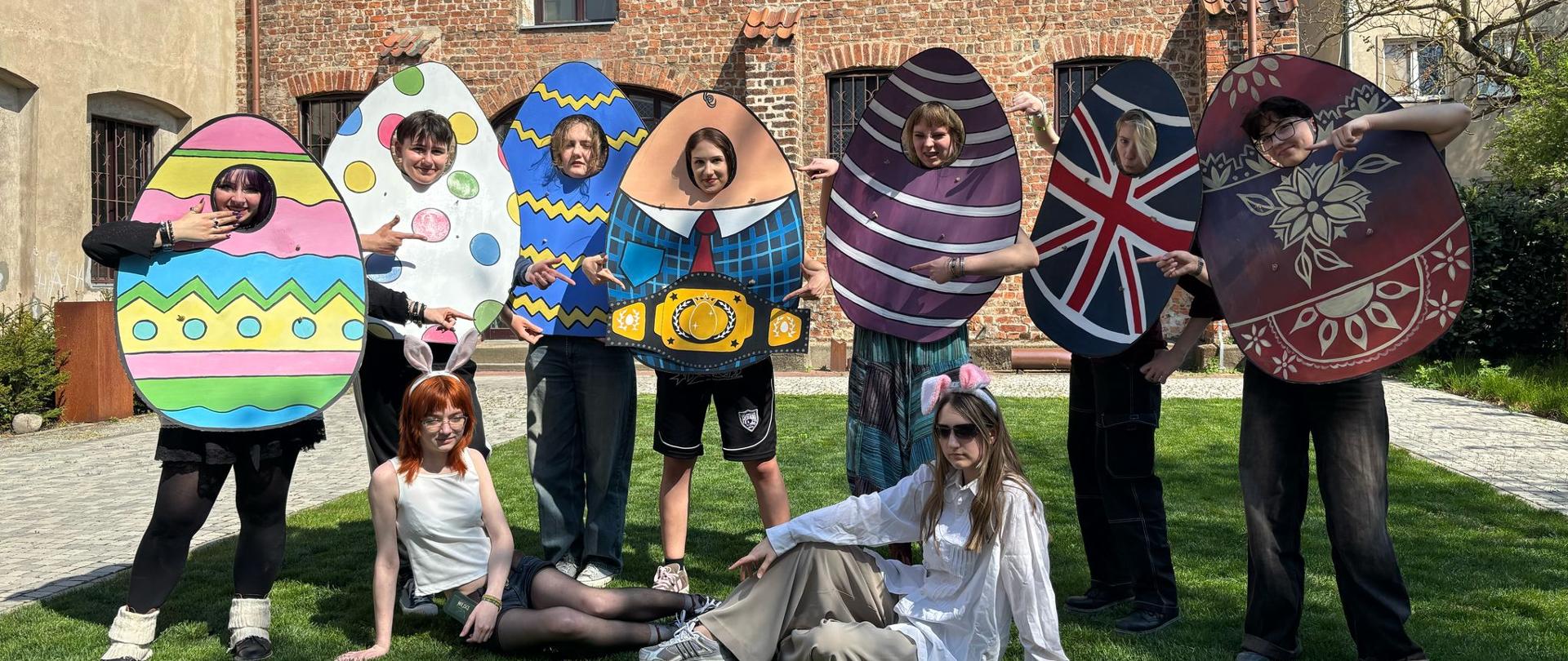 Uczennice w strojach jako pisanki wilekanocne