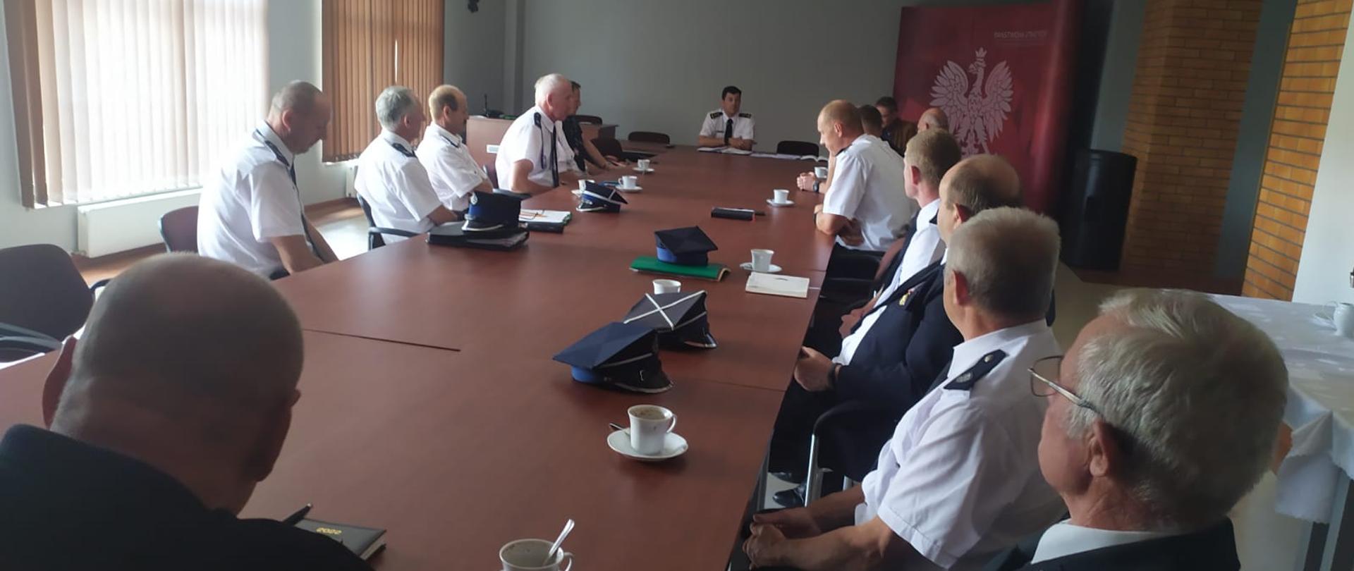 Zdjęcie przedstawia zastępcę Komendanta Wojewódzkiego i druhów OSP z terenu powiatu wałeckiego w trakcie spotkania na sali konferencyjnej KP PSP w Wałczu