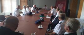Zdjęcie przedstawia zastępcę Komendanta Wojewódzkiego i druhów OSP z terenu powiatu wałeckiego w trakcie spotkania na sali konferencyjnej KP PSP w Wałczu