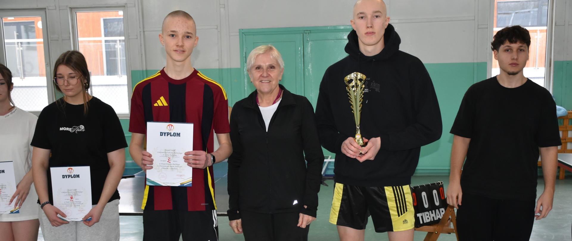 Reprezentacja ZSCKR z nauczycielką i dyplomem 2