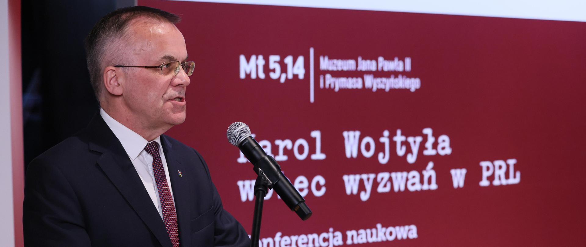 „Karol Wojtyła wobec wyzwań PRL” – konferencja naukowa z udziałem wiceministra Jarosława Sellina, fot. Leszek Szymański/PAP