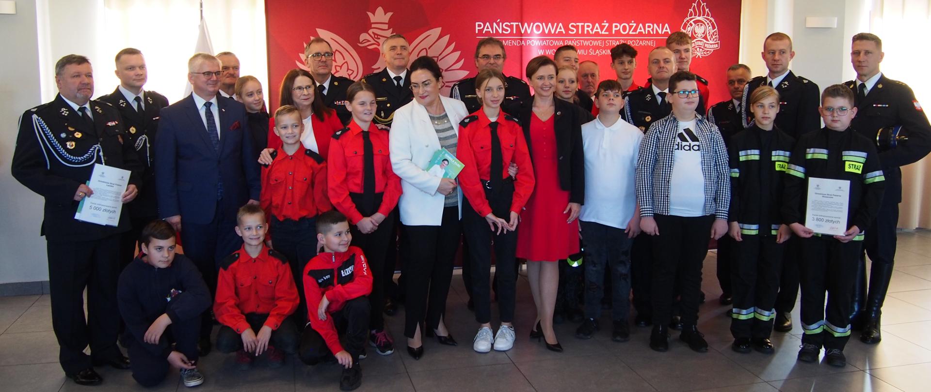 Uroczystość wręczenia promes dla Ochotniczych Straży Pożarnych na zakup sprzętu dla członków Młodzieżowych Drużyn Pożarniczych z terenu powiatu wodzisławskiego