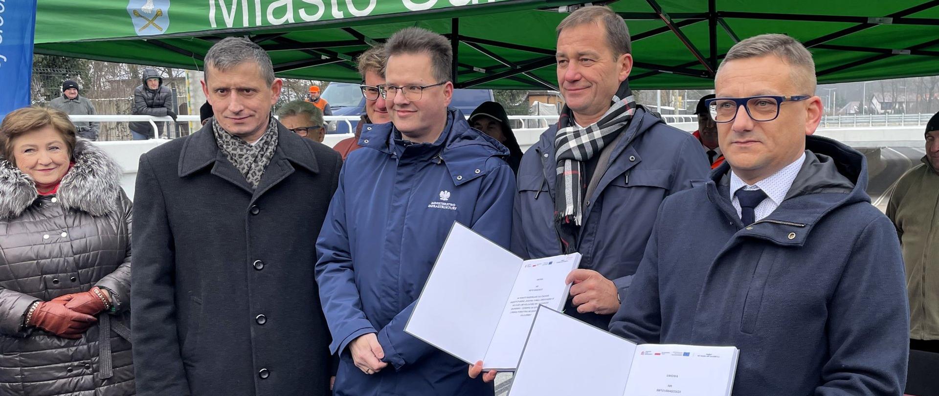 Wiceminister infrastruktury Andrzej Bittel po podpisaniu umowy