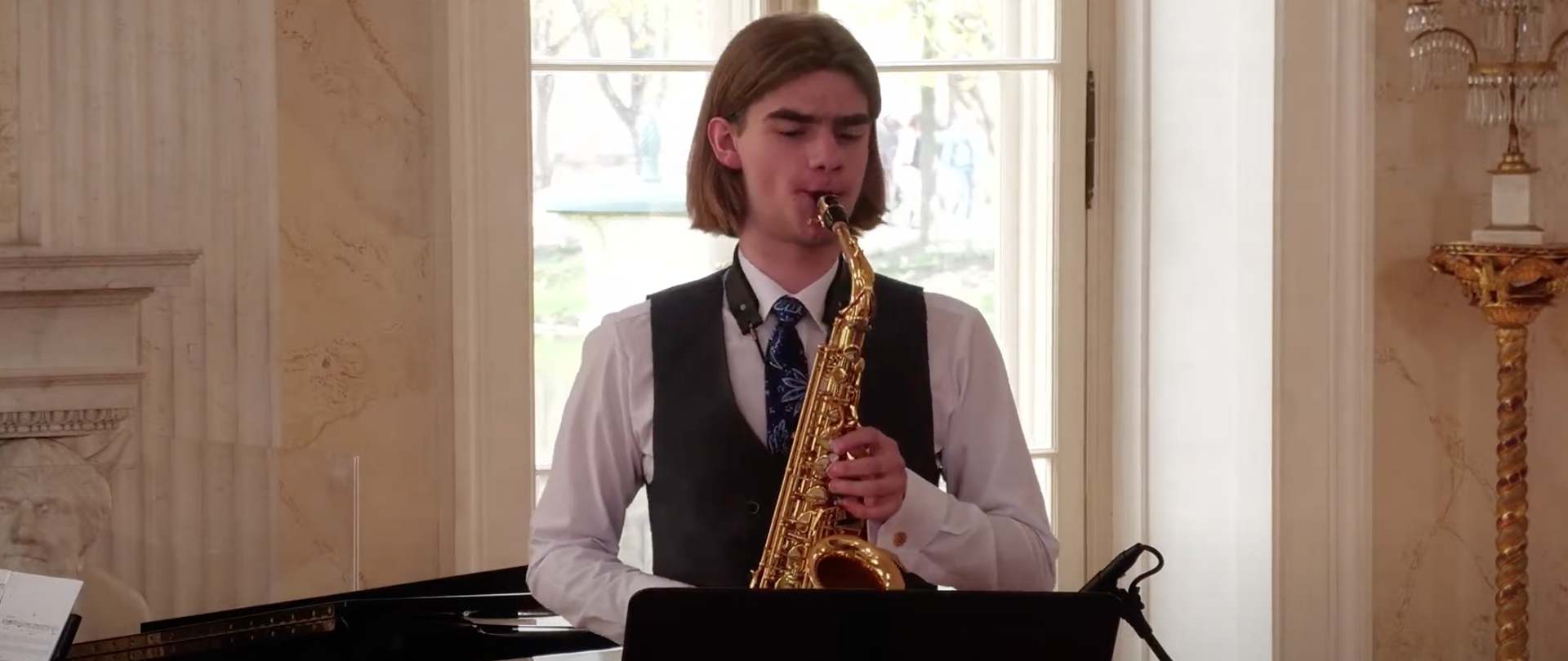 Saksofonista Kacper Sajdak na tle zabytkowych wnętrz warszawskich Łazienek Królewskich