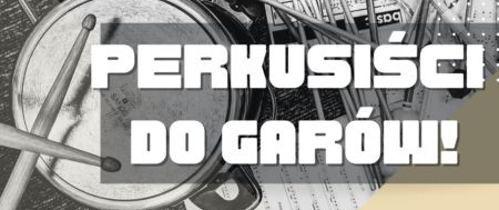 Plakat z wydarzeniem - Sekcja Instrumentów Dętych zaprasza na Koncert "Perkusiści do garów", który odbędzie się 13 listopada 2023r. o godz. 17:00 w sali koncertowej ZPSM w Dębicy; na plakacie umieszczono zdjęcie przedstawiające nuty, pałki perkusyjne oraz garnek, plakat jest w odcieniach szarości a napisy są białe, w kolorze czarny zaś jest podana data, godzina i miejsce koncertu