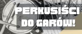 Plakat z wydarzeniem - Sekcja Instrumentów Dętych zaprasza na Koncert "Perkusiści do garów", który odbędzie się 13 listopada 2023r. o godz. 17:00 w sali koncertowej ZPSM w Dębicy; na plakacie umieszczono zdjęcie przedstawiające nuty, pałki perkusyjne oraz garnek, plakat jest w odcieniach szarości a napisy są białe, w kolorze czarny zaś jest podana data, godzina i miejsce koncertu