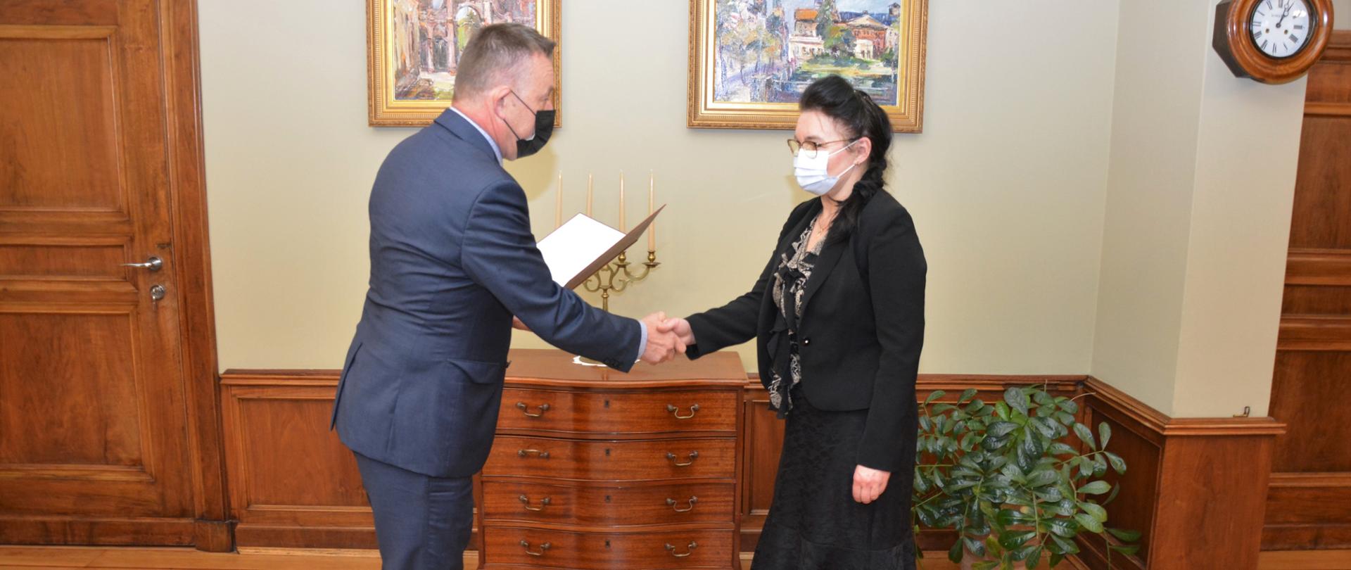 Wicewojewoda łódzki Karol Młynarczyk wręcza akt powołania na konsultanta wojewódzkiego