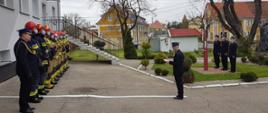 Strażacy wraz z komendantem miejskim państwowej straży pożarnej w Elblągu znajdujący się na placu przed jednostką ratowniczo gaśniczą numer 3 w Pasłęku, podczas odczytywania listu okolicznościowego komendanta miejskiego, z okazji święta flagi rzeczypospolitej.