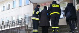 Zdjęcie przedstawia strażaków OSP Suchowola dowożących osoby na szczepienia przeciw COVID19