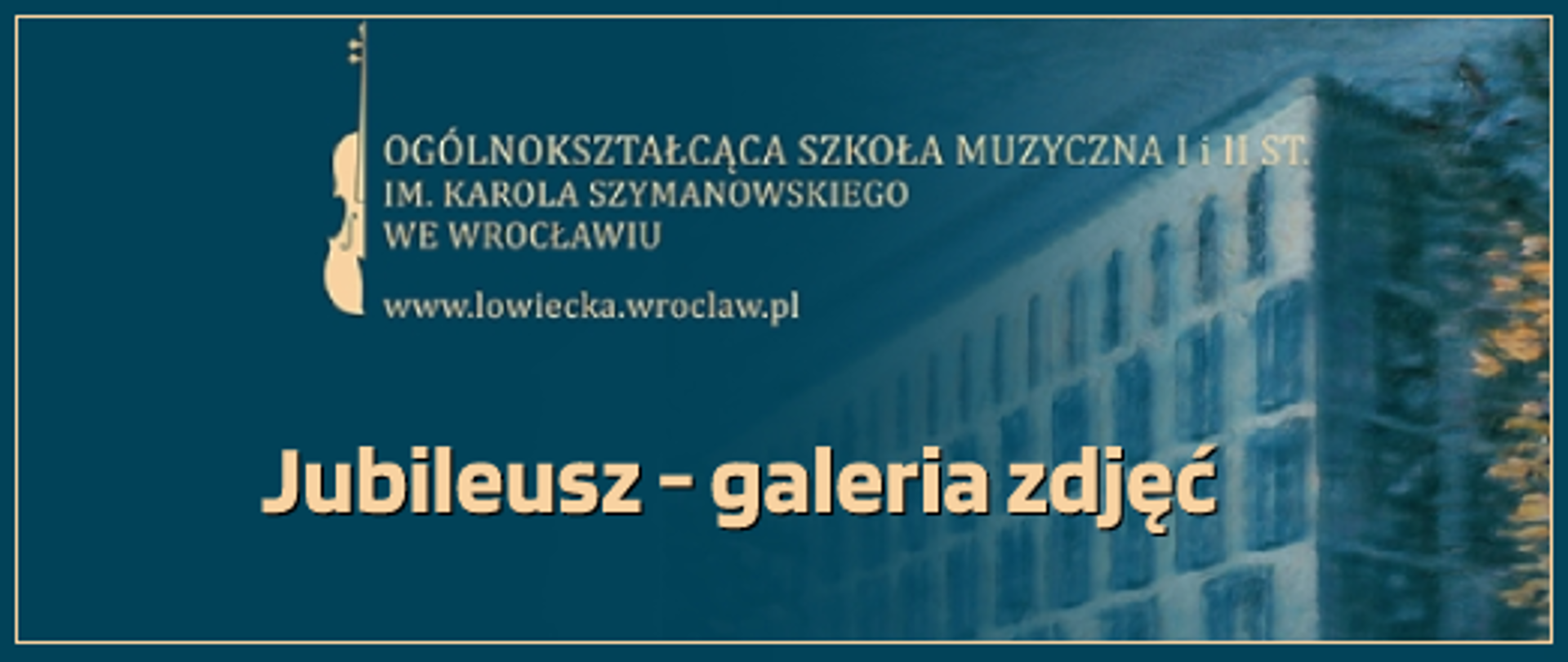 Na kolorowym tle widnieje nazwa szkoły jej logo oraz informacja o galerii zdjęć związanej z jubileuszem szkoły.
