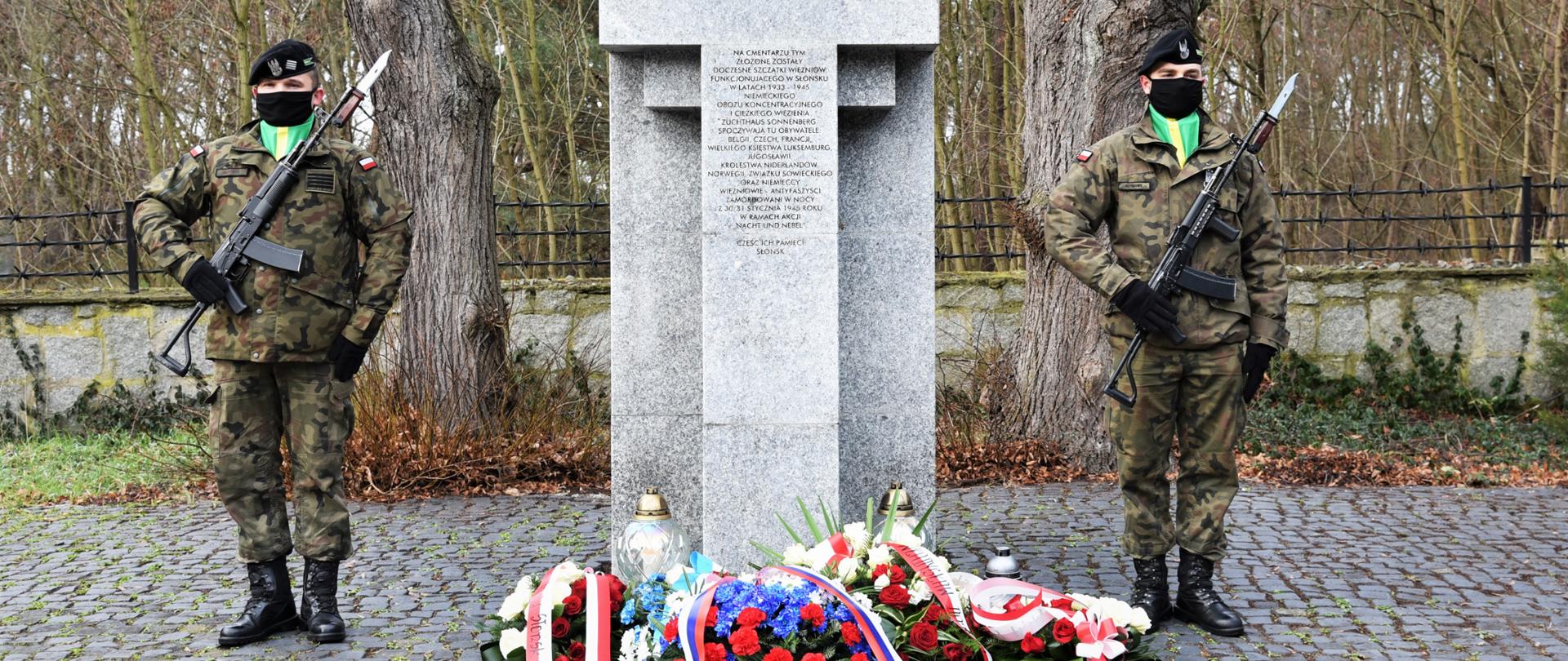 Żołnierze pełniący wartę przy pomniku