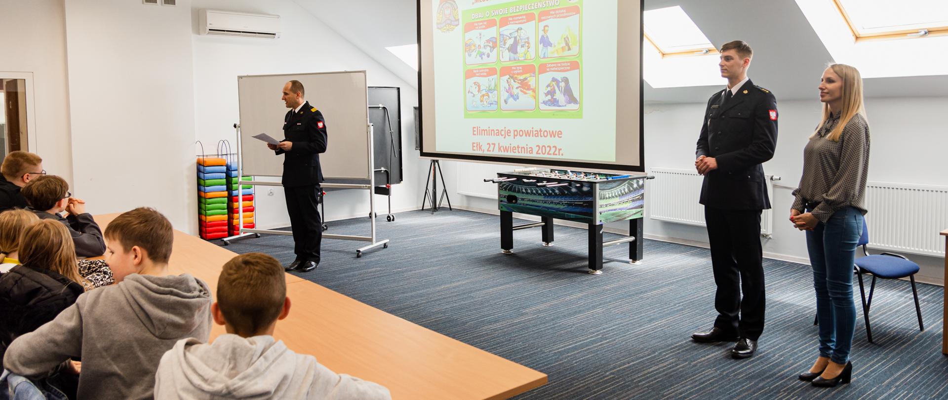 Na zdjęciu pracownicy Komendy Powiatowej PSP w Ełku wraz z uczestnikami Turnieju Wiedzy Pożarniczej.