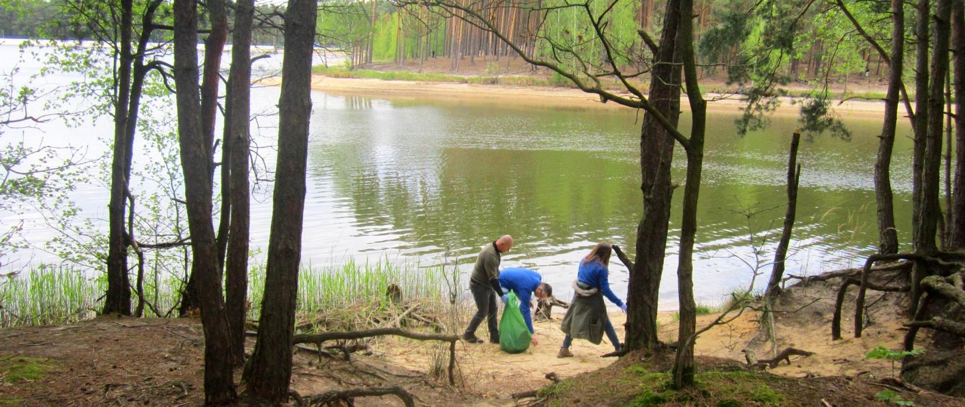 Sprzątanie zbiornika Kobyla Góra zorganizowane przez pracowników Wód Polskich z Zarządu Zlewni w Lesznie i podległych Nadzorów Wodnych.