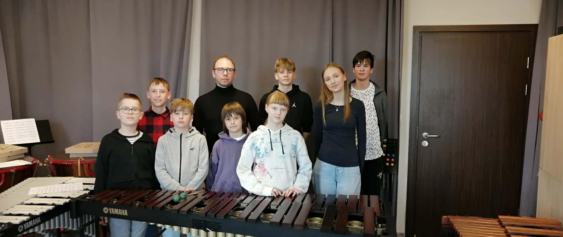 zdjęcie grupowe uczniów z prowadzącym warsztaty