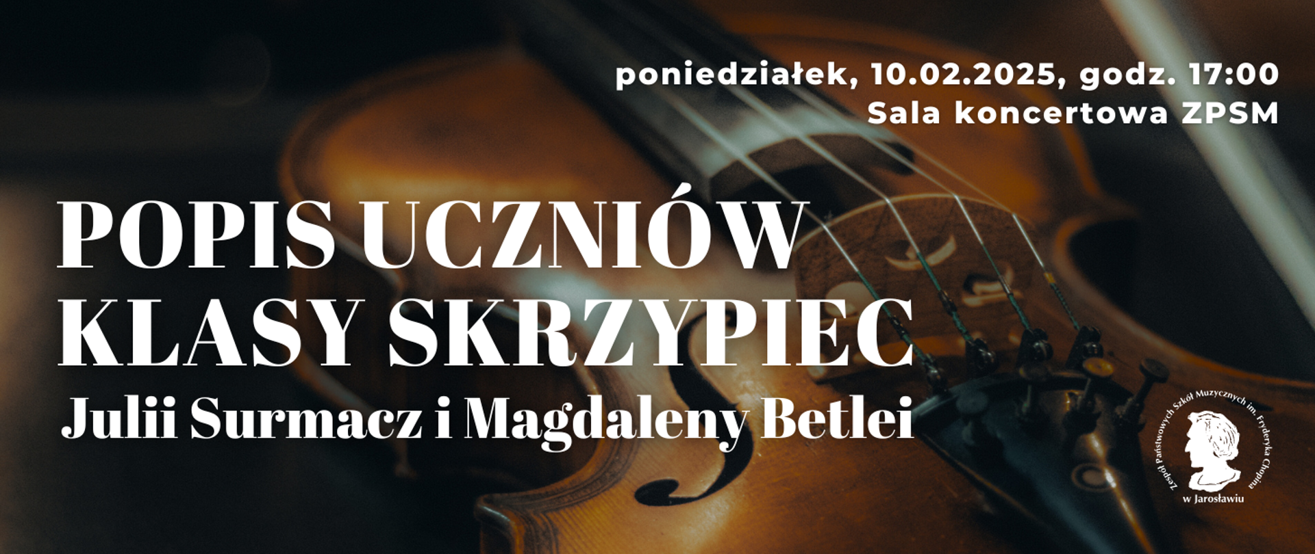 Baner informujący o popisie - bliskie zbliżenie na korpus drewnianych skrzypiec. Na instrumencie widnieje białą czcionką napis informujący o koncercie uczniów klas skrzypiec, który odbędzie się 10 lutego 2025 roku o godzinie 17:00 w sali koncertowej ZPSM. Tło stanowi ciemnoczerwony materiał.