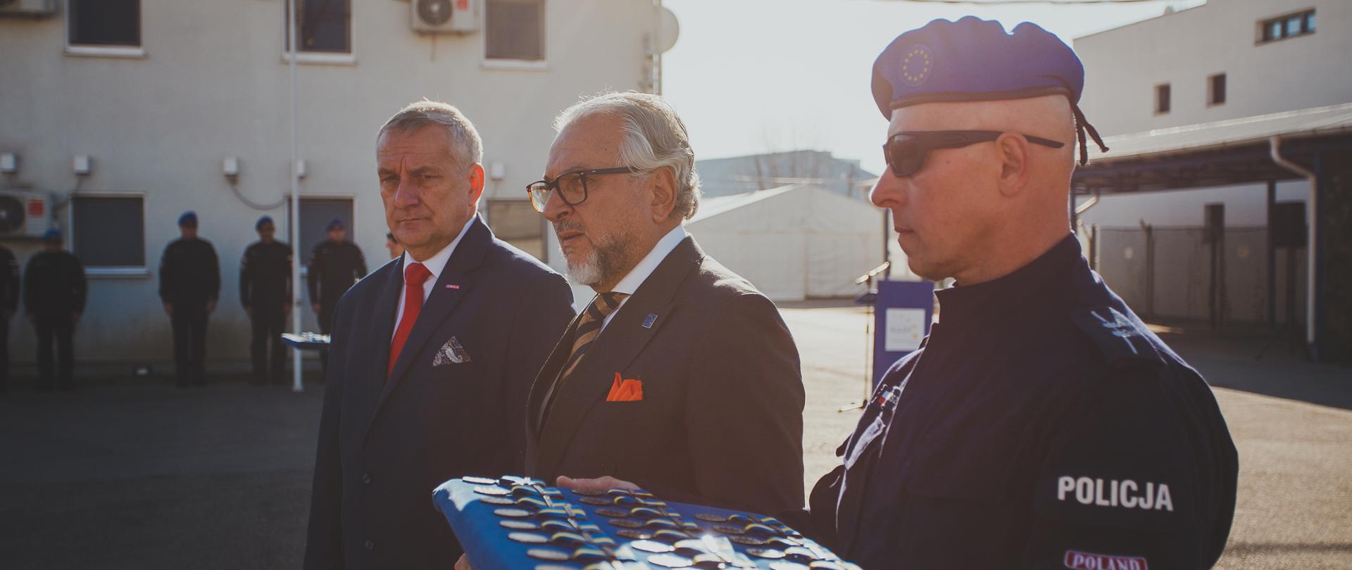 Polscy policjanci w Kosowie odznaczeni za służbę w ramach misji EULEX - na zdjęciu wiceminister Wiesław Szczepański i delegacja wręczająca z medale
