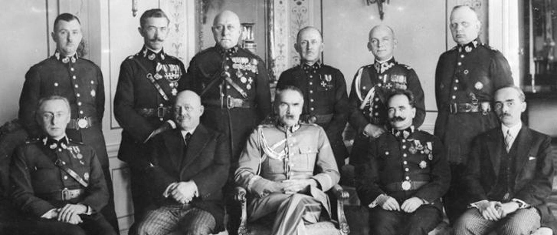 Na zdjęciu widać grupę strażaków wspólnie z Marszałkiem Józefem Piłsudskim