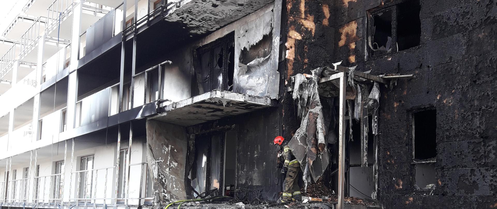 Pożar apartamentowca będącego w trakcie budowy