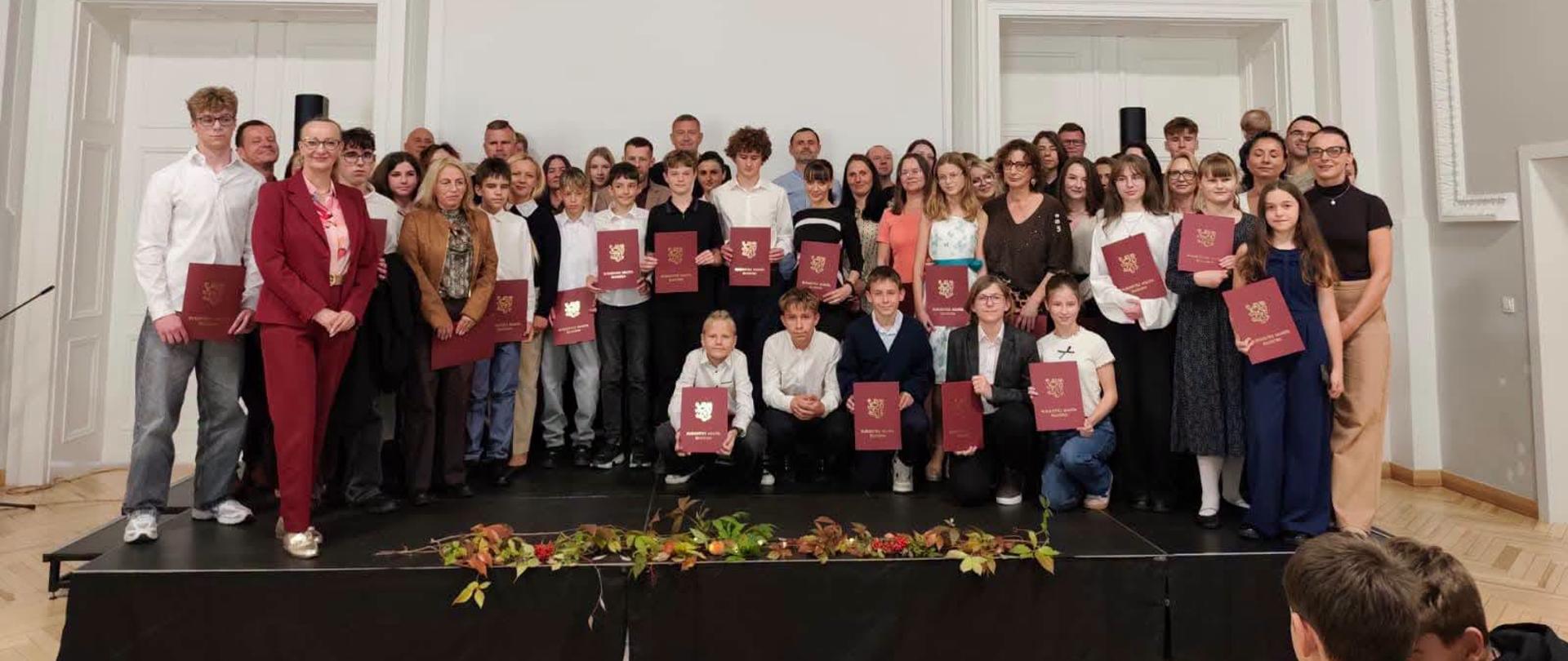 Galeria 12 zdjęć przedstawia uroczystość wręczenia stypendiów Burmistrza Miasta Kłodzka „Leonardo” w kategorii artystycznej. Fotografie dokumentują wyjątkowe chwile uhonorowania utalentowanych osób za ich osiągnięcia, pasję i zaangażowanie w rozwój artystyczny.