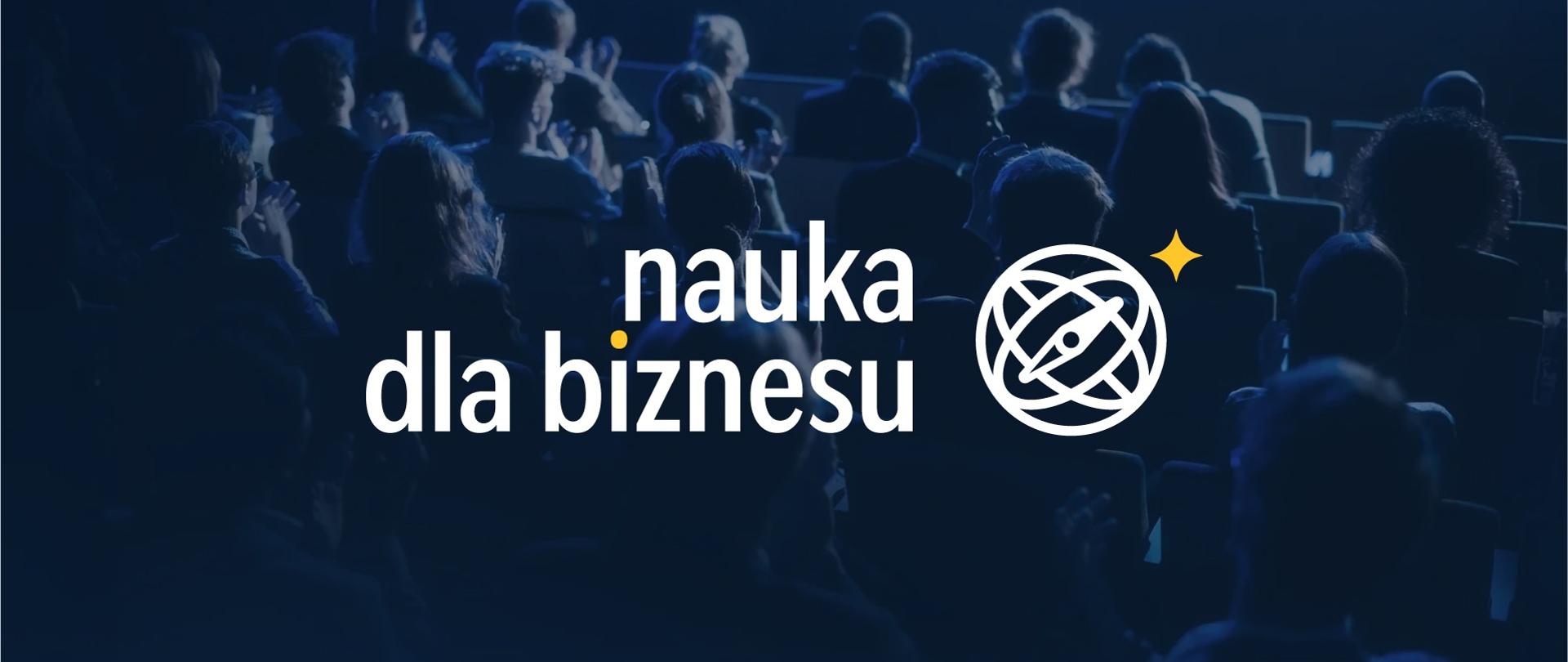 Grafika - ciemnogranatowe tło z ledwo widocznymi sylwetkami siedzących ludzi i napis „Nauka dla Biznesu”.