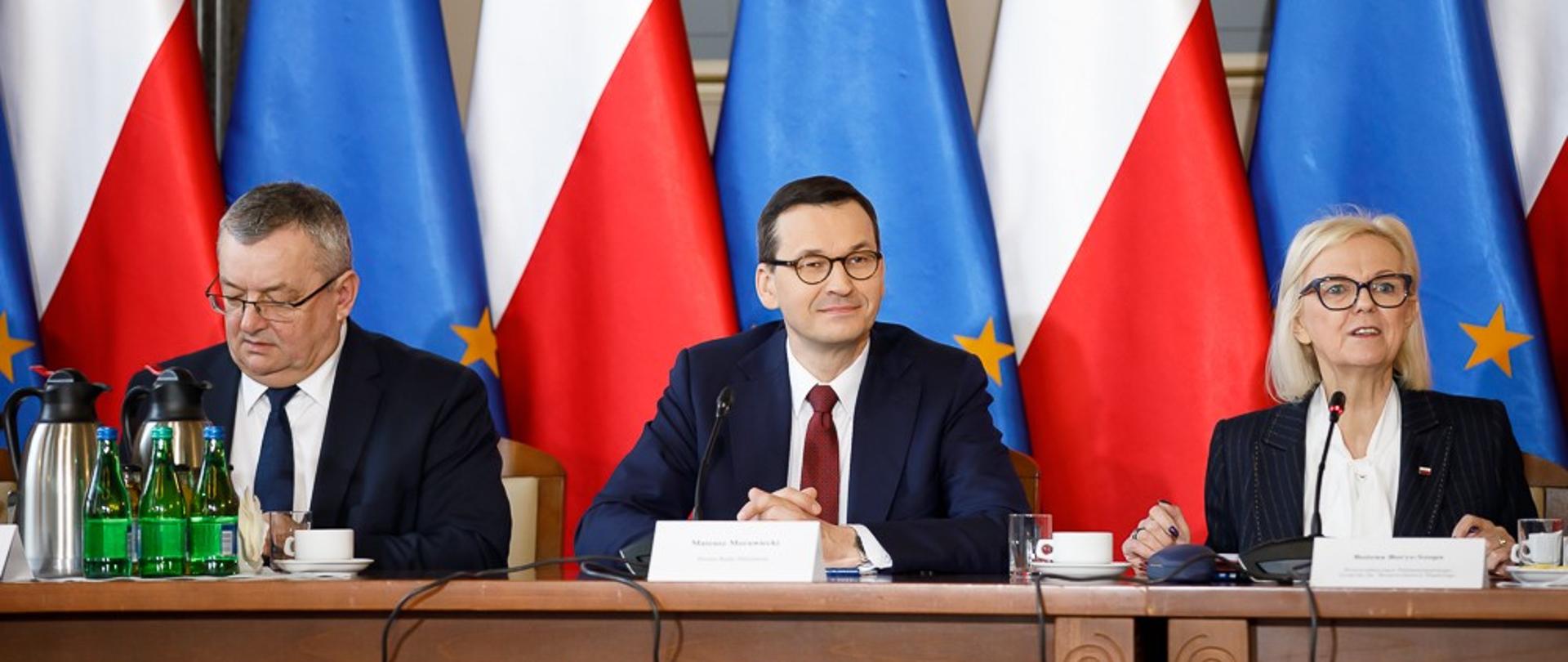 Premier podczas posiedzenia.