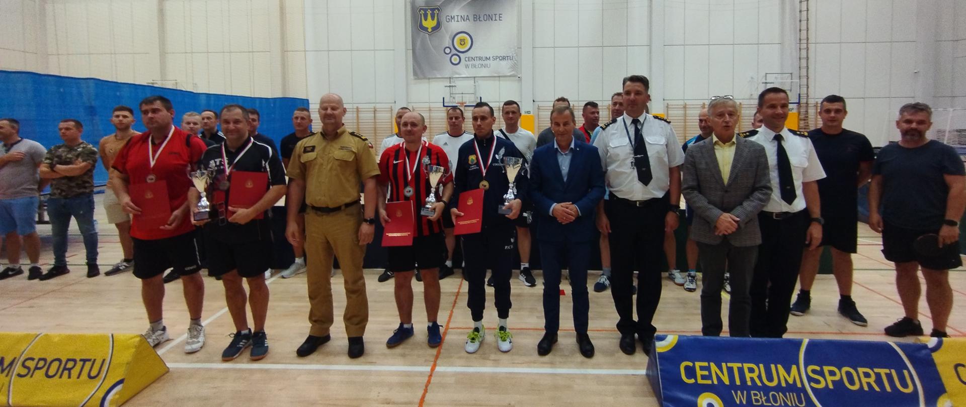 Zawodnicy na podium, po odebraniu pucharów i dyplomów.