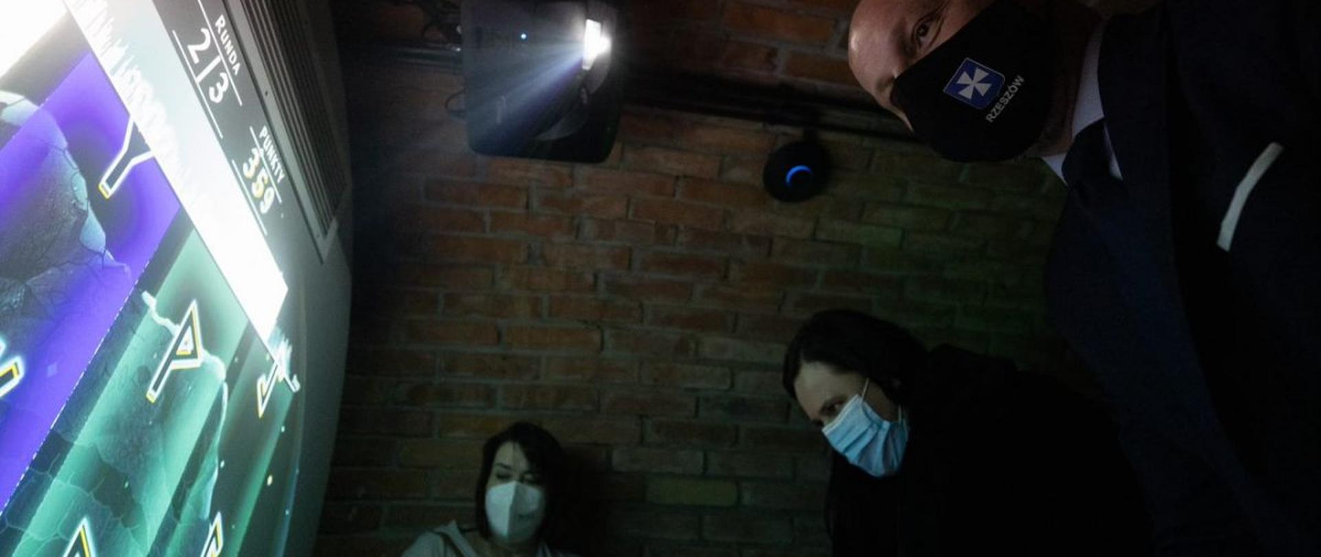 zwiedzający oglądają jedną z prezentacji