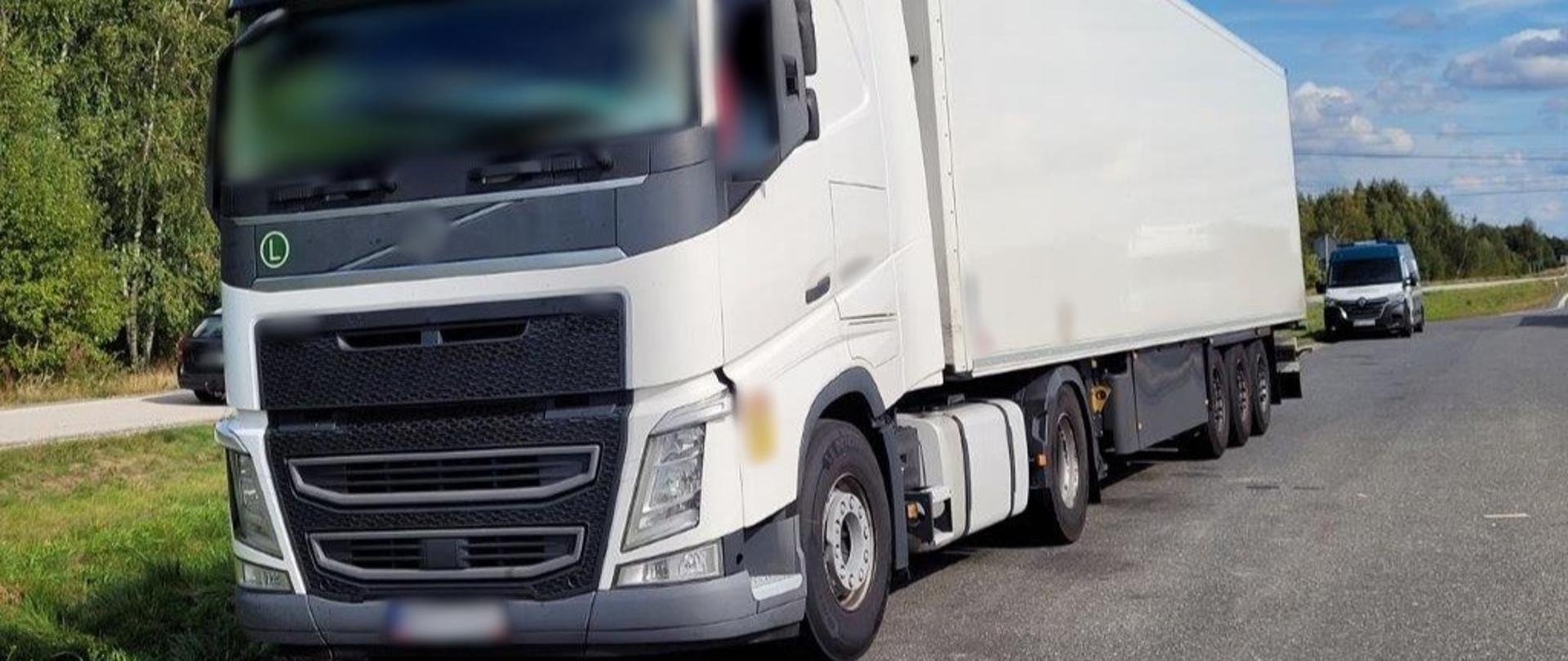 Przód kontrolowanego ciągnika siodłowego z naczepą i stojący za nim oznakowany furgon mazowieckiej ITD. 