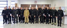Grupowe zdjęcie uczestników szkolenia (20 funkcjonariuszy PSP) w towarzystwie Zastępcy Komendanta Centralnej Szkoły PSP oraz czterech funkcjonariuszy CS PSP