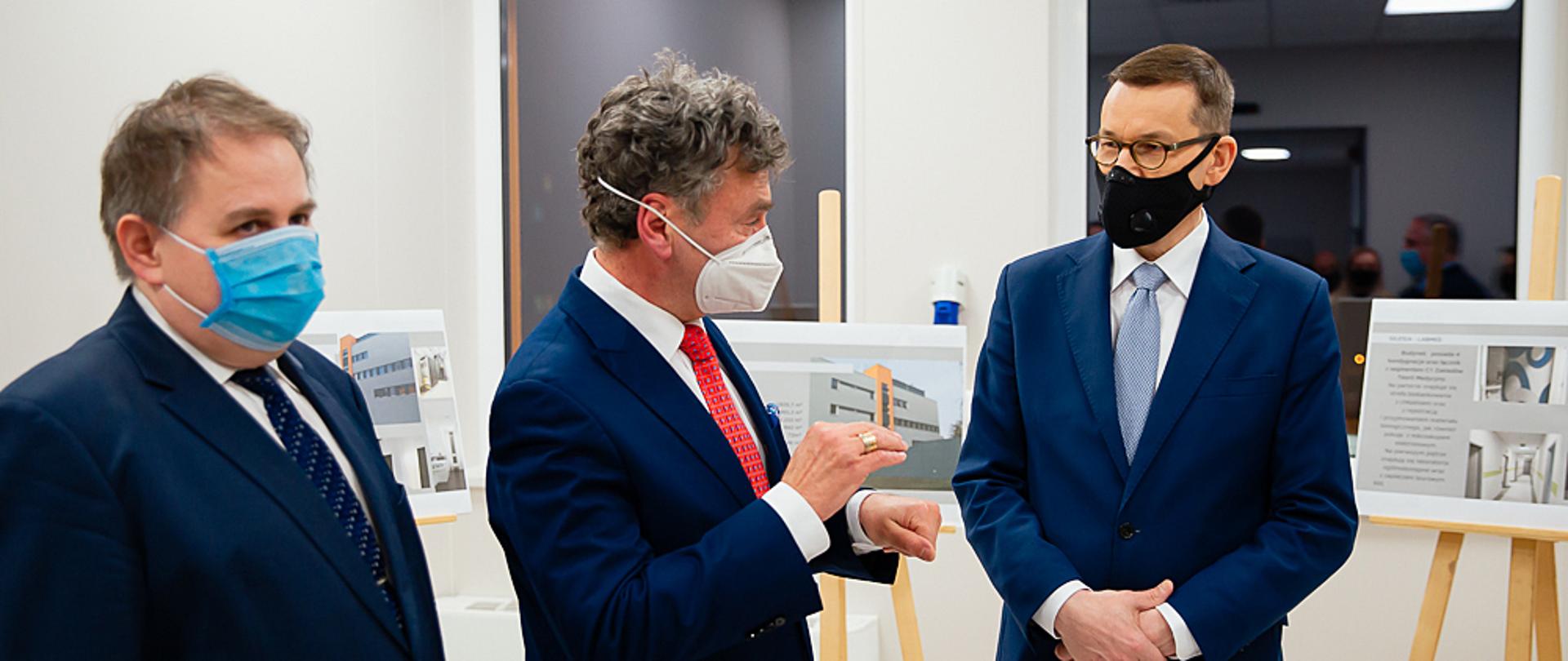 Premier Mateusz Morawiecki zwiedza centrum medyczne.