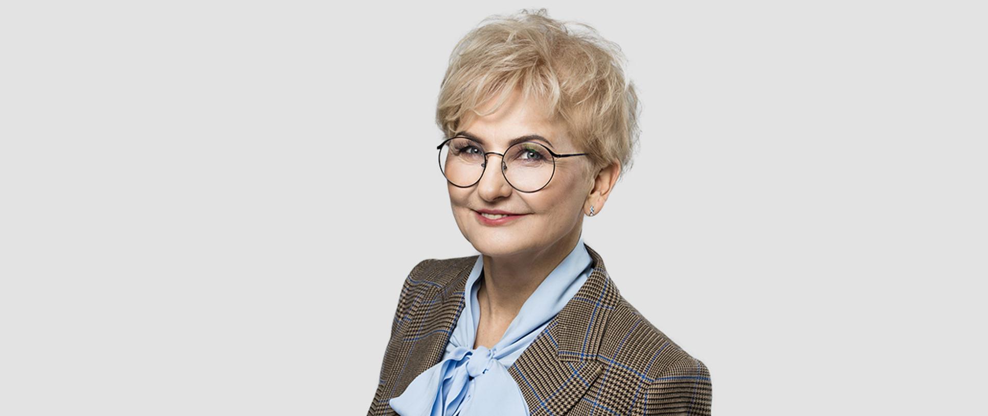 Na jasnym tle min. Iwona Michałek