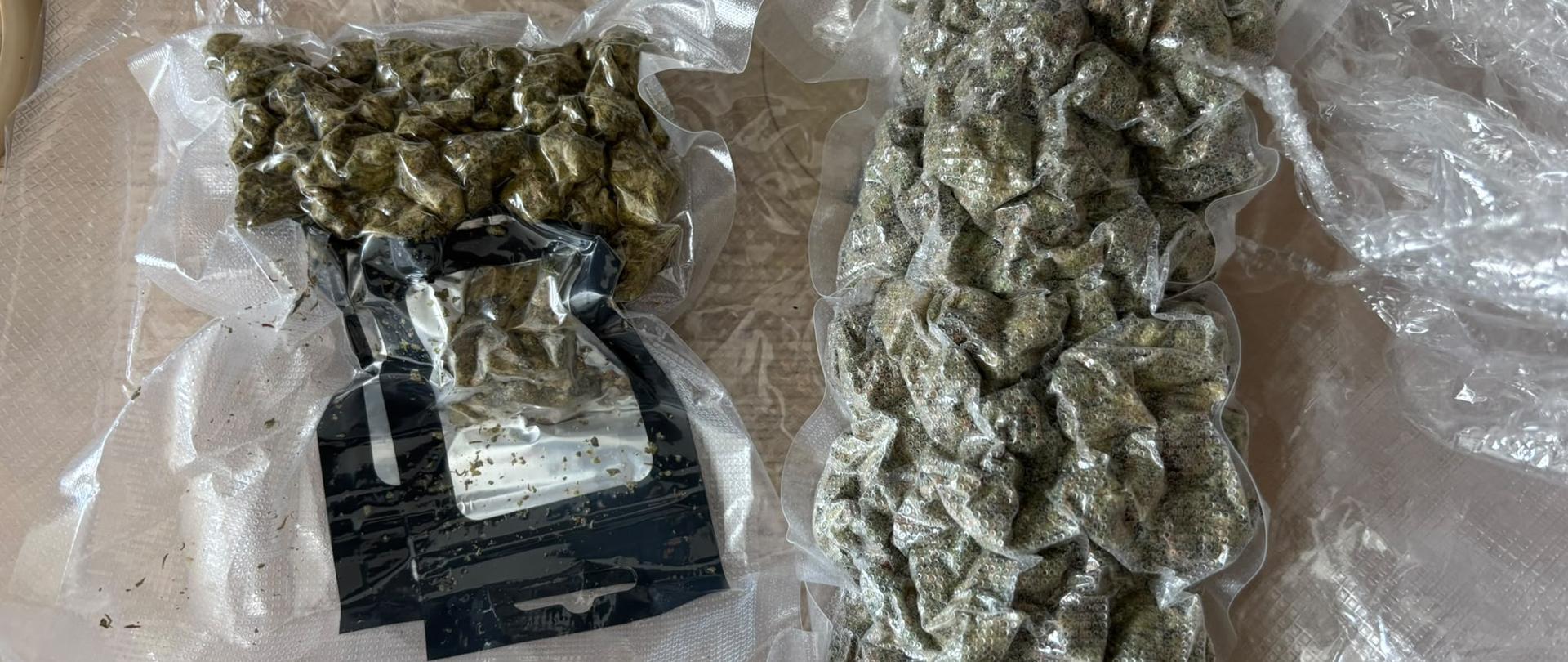 na blacie stołu torebki ze środkami psychotropowymi