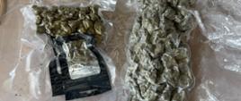na blacie stołu torebki ze środkami psychotropowymi