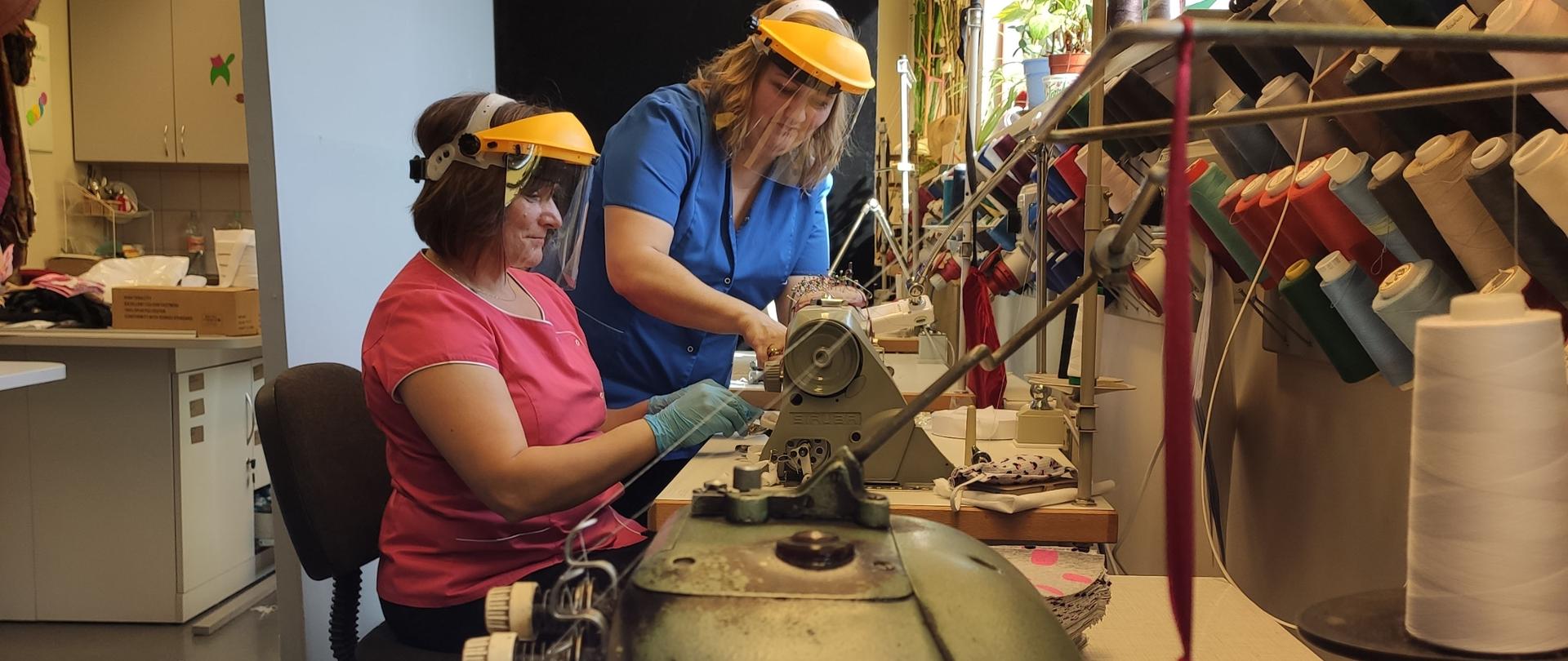 Pracownicy Teatrów szyjący maseczki w pracowni krawieckiej 