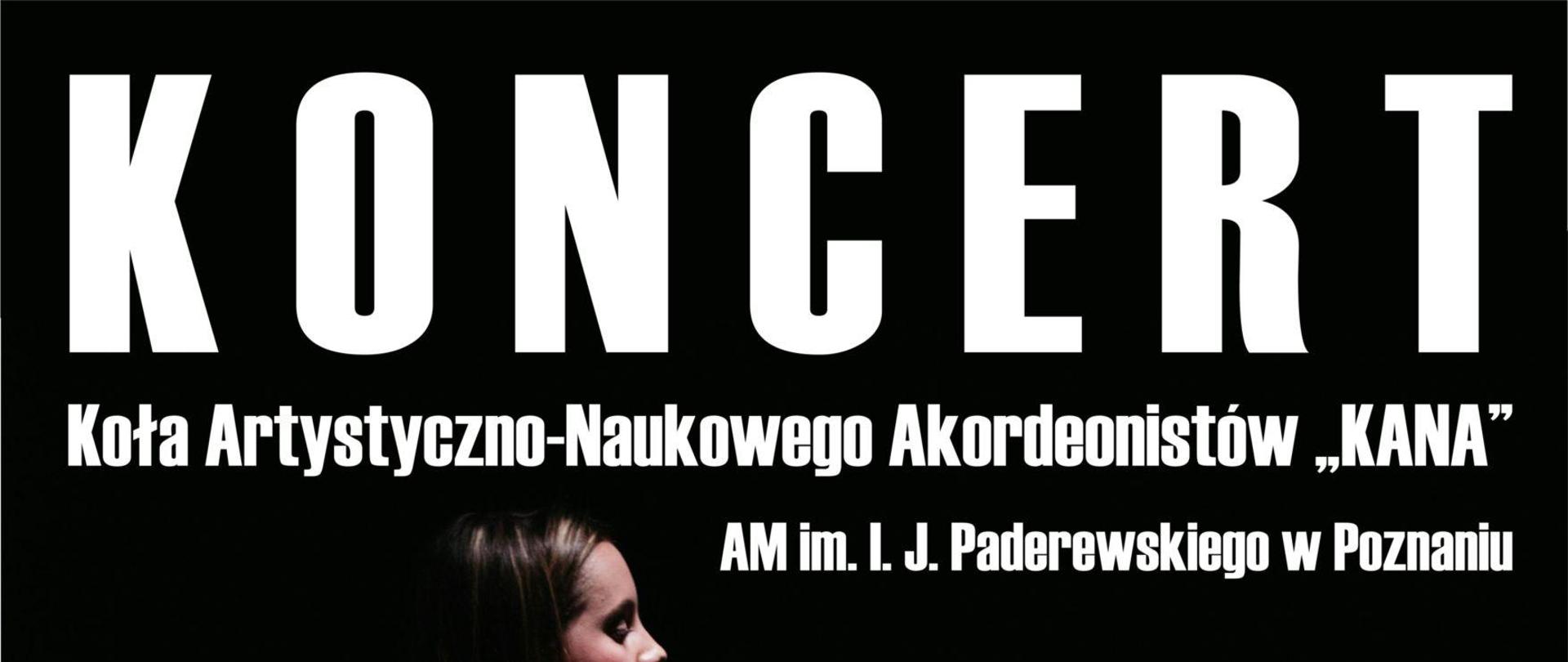 Zdjęcie przedstawia kobietę grającą na akordeonie. Na plakacie dookoła napisy informujące o koncercie w kolorze białym.