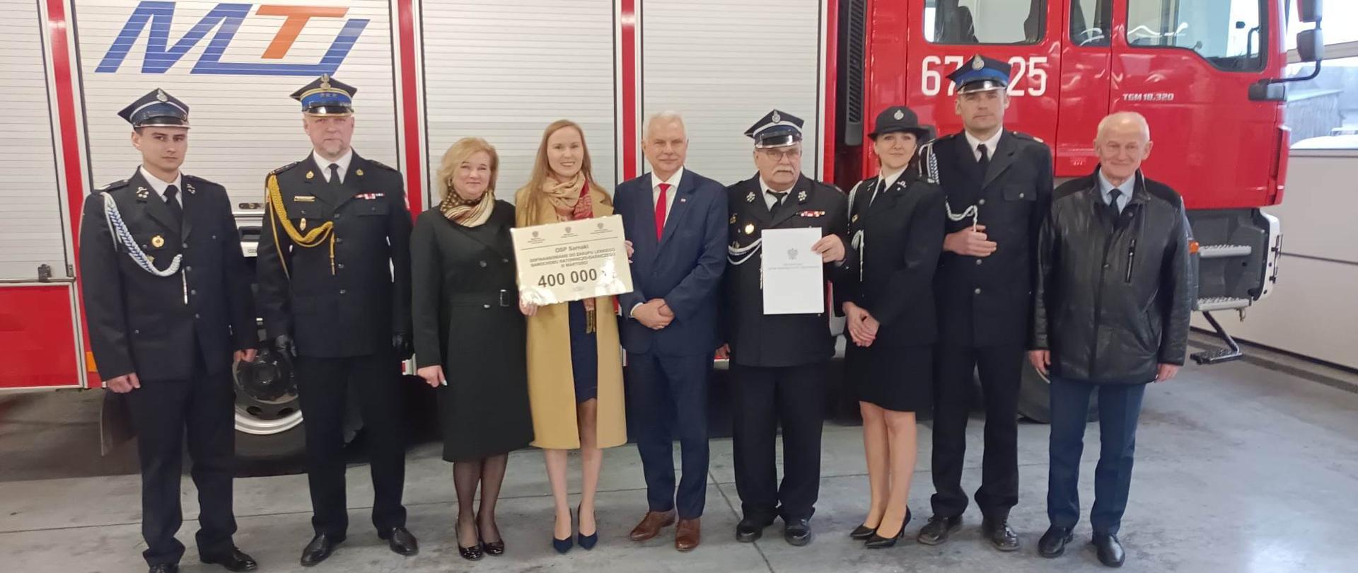na zdjęciu posłowie oraz strażacy z Komendantem Powiatowym PSP w Łosicach 