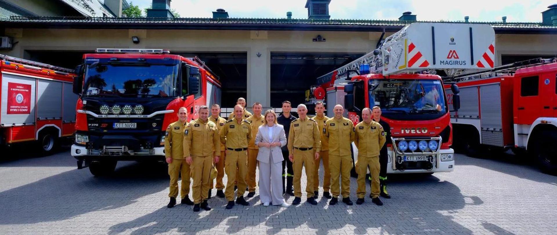 Zdjęcie przedstawia strażaków podczas wydarzenia Akademia Obrony Cywilnej i Ochrony Ludności w Zakopanem