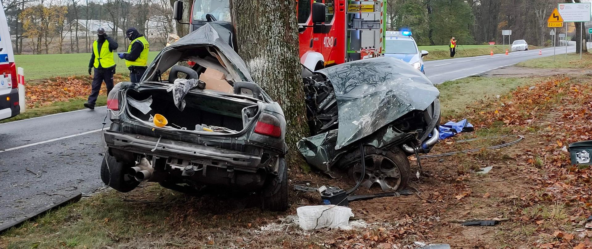 Uderzenie samochodu od strony pasażera samochód praktycznie przepołowiony 