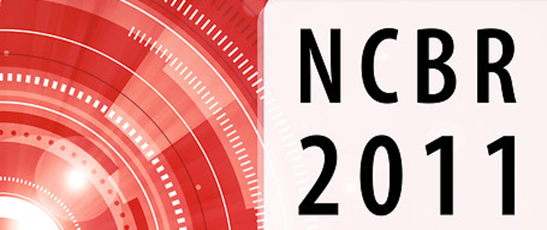 Napis NCBR 2011 na białym tle, reszta tła jest czerwona z czymś na kształt zębatki
