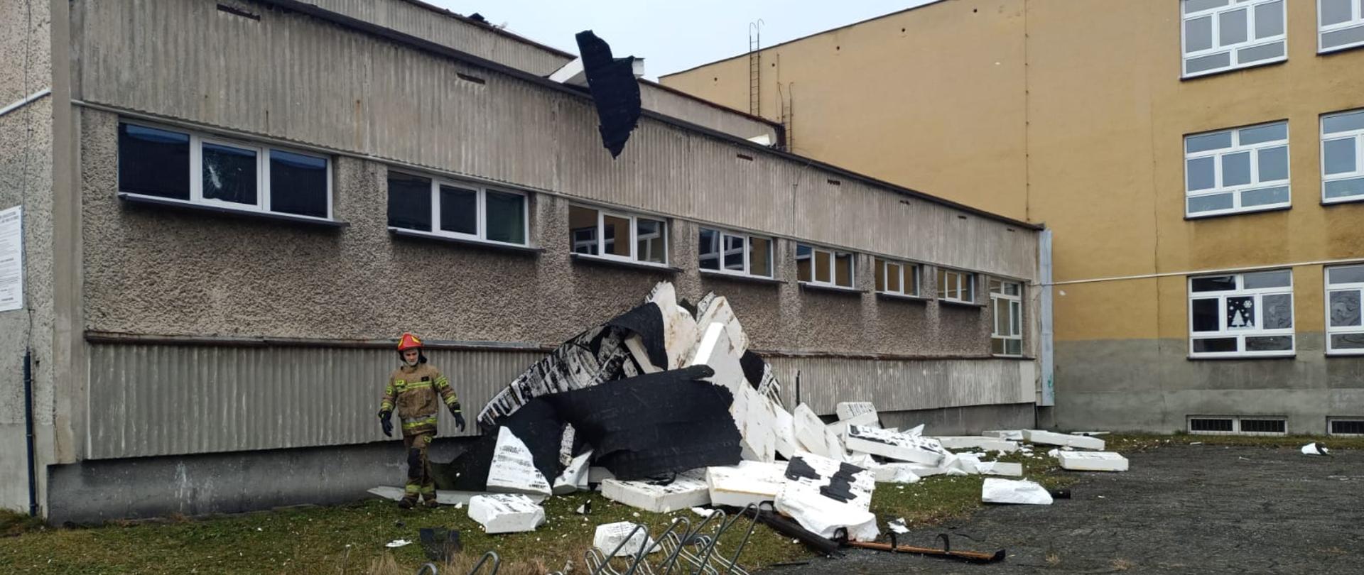 Zerwany przez silny wiatr dach sali gimnastycznej jednej ze szkół podstawowych. 